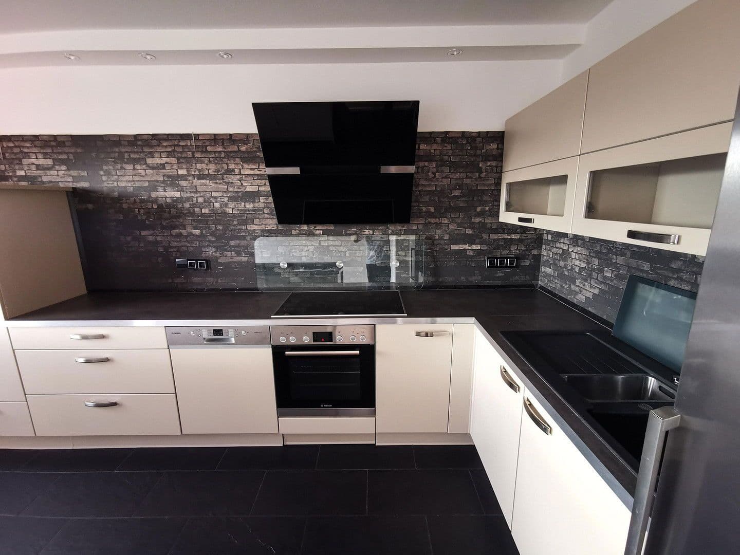 Prenájom bytu 5-izbový 157 m², Schwarzwaldstraße, Frankfurt, Hesensko Prenájom bytu 5-izbový 157 m², Schwarzwaldstraße, Frankfurt, Hesensko