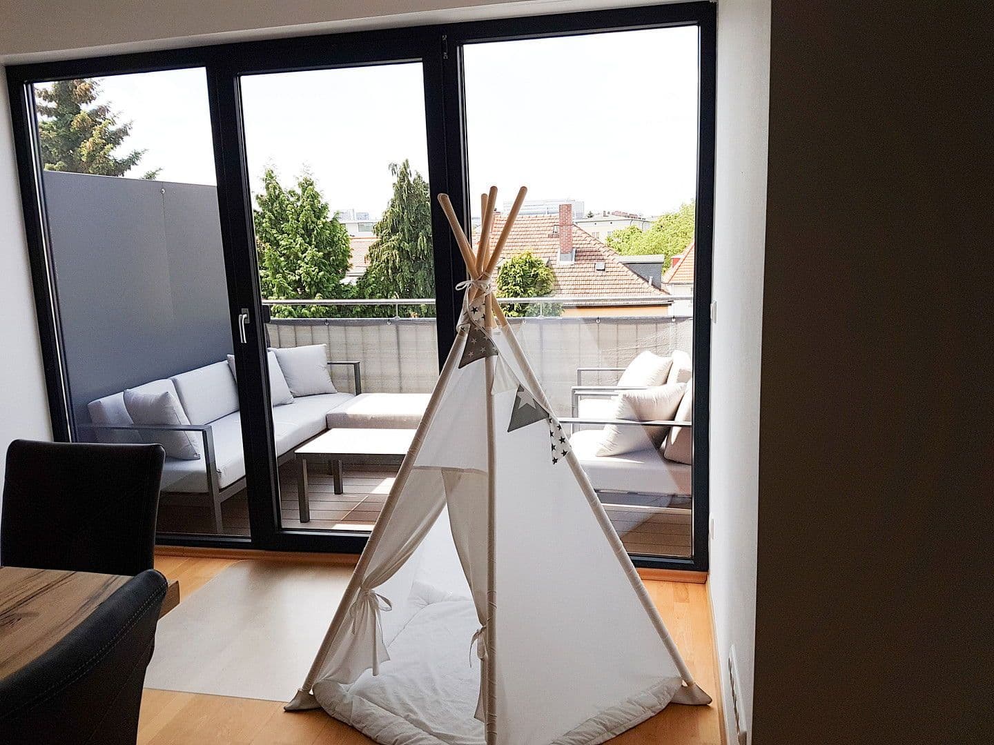 Prenájom bytu 5-izbový 157 m², Schwarzwaldstraße, Frankfurt, Hesensko Prenájom bytu 5-izbový 157 m², Schwarzwaldstraße, Frankfurt, Hesensko