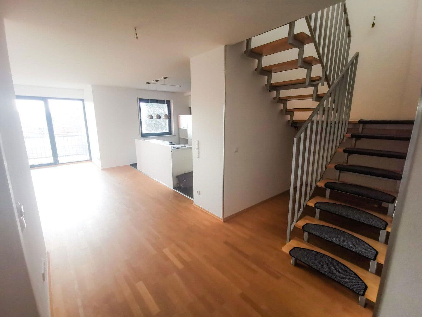 Prenájom bytu 5-izbový 157 m², Schwarzwaldstraße, Frankfurt, Hesensko Prenájom bytu 5-izbový 157 m², Schwarzwaldstraße, Frankfurt, Hesensko