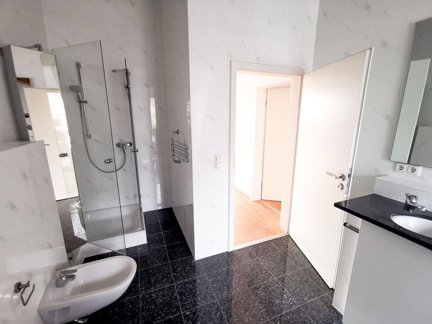 Prenájom bytu 5-izbový 157 m², Schwarzwaldstraße, Frankfurt, Hesensko Prenájom bytu 5-izbový 157 m², Schwarzwaldstraße, Frankfurt, Hesensko