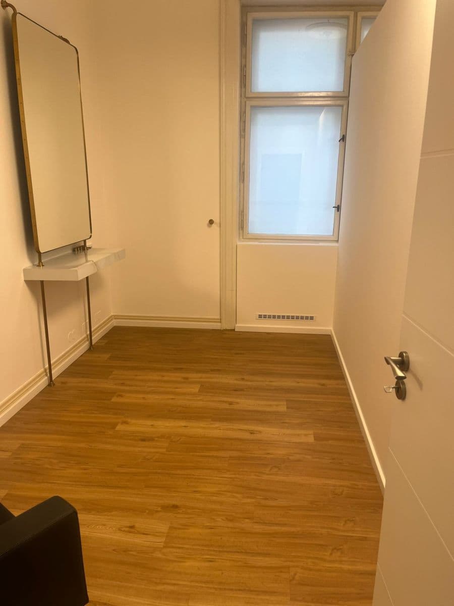 Prenájom nebytového priestoru 32 m², Pařížská, Praha, Praha Prenájom nebytového priestoru 32 m², Pařížská, Praha, Praha