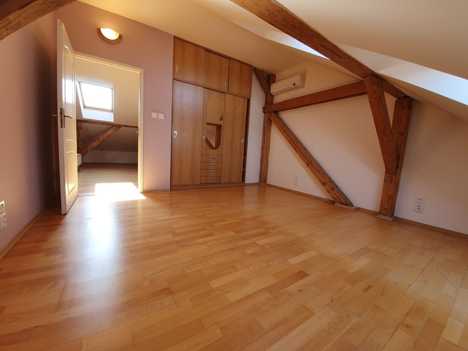 Prenájom bytu 3-izbový 100 m², Lucemburská, Praha, Praha Prenájom bytu 3-izbový 100 m², Lucemburská, Praha, Praha