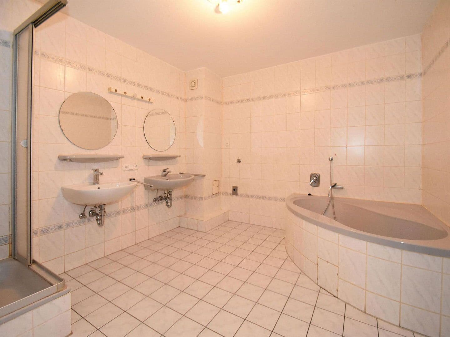 Prenájom bytu 5-izbový 175 m², Pohlheim, Hesensko Prenájom bytu 5-izbový 175 m², Pohlheim, Hesensko