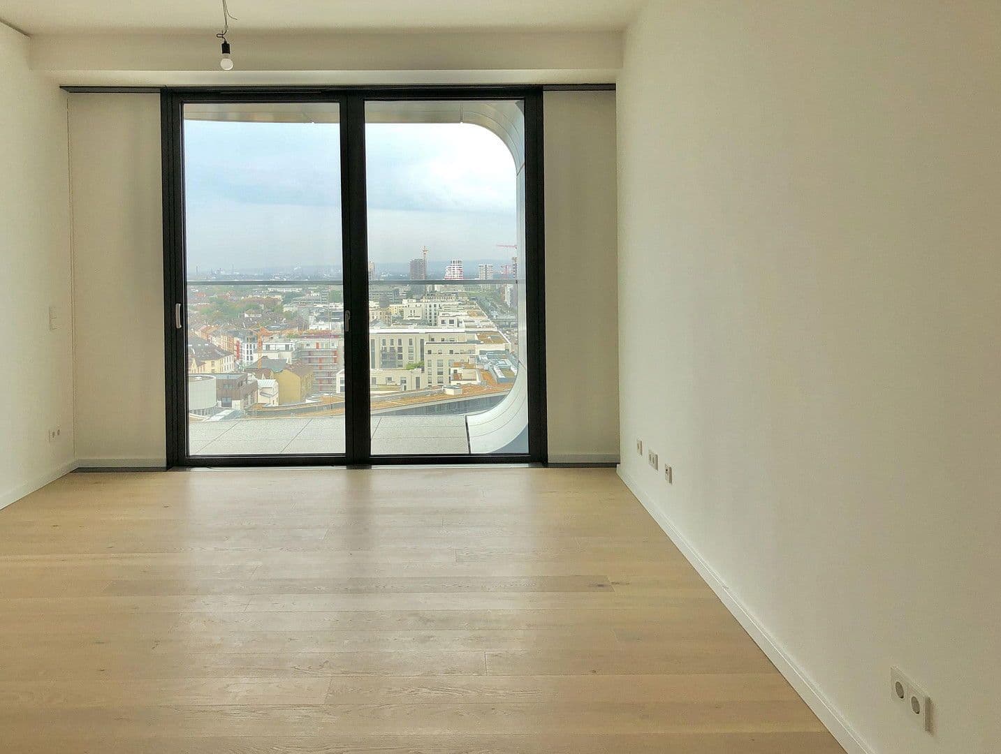 Prenájom bytu 3-izbový 82 m², Europa-Allee 2, Frankfurt am Main, Hesensko Prenájom bytu 3-izbový 82 m², Europa-Allee 2, Frankfurt am Main, Hesensko