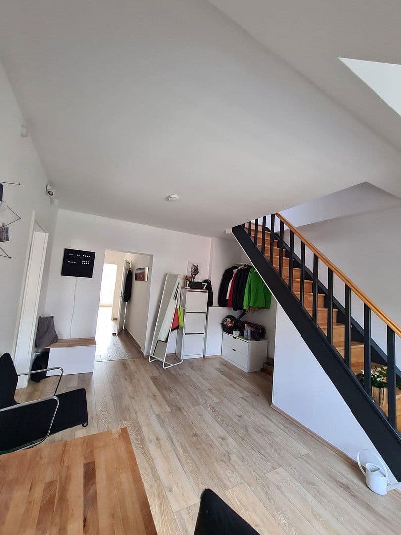 Prenájom bytu 4-izbový 95 m², Schirmerstr. 11, Düsseldorf, Severné Porýnie - Westfálsko Prenájom bytu 4-izbový 95 m², Schirmerstr. 11, Düsseldorf, Severné Porýnie - Westfálsko