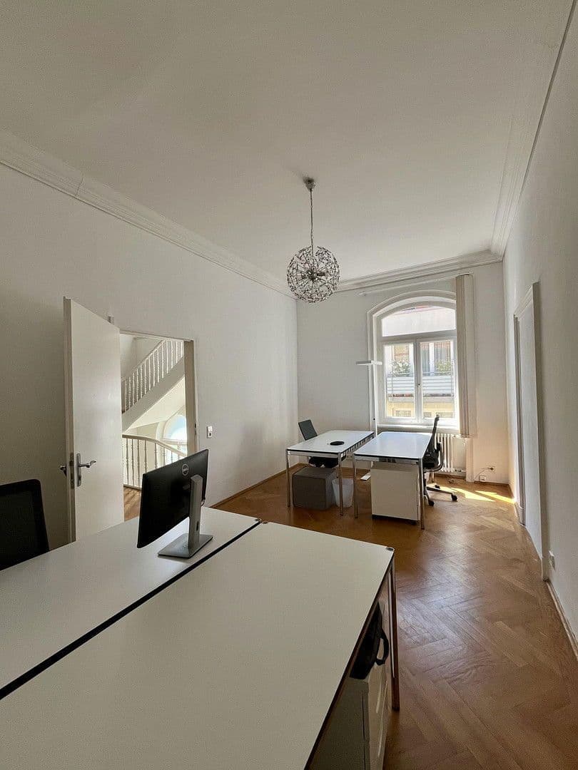 Prenájom kancelárie 19 m², Stuttgart, Bádensko-Wurttembersko Prenájom kancelárie 19 m², Stuttgart, Bádensko-Wurttembersko
