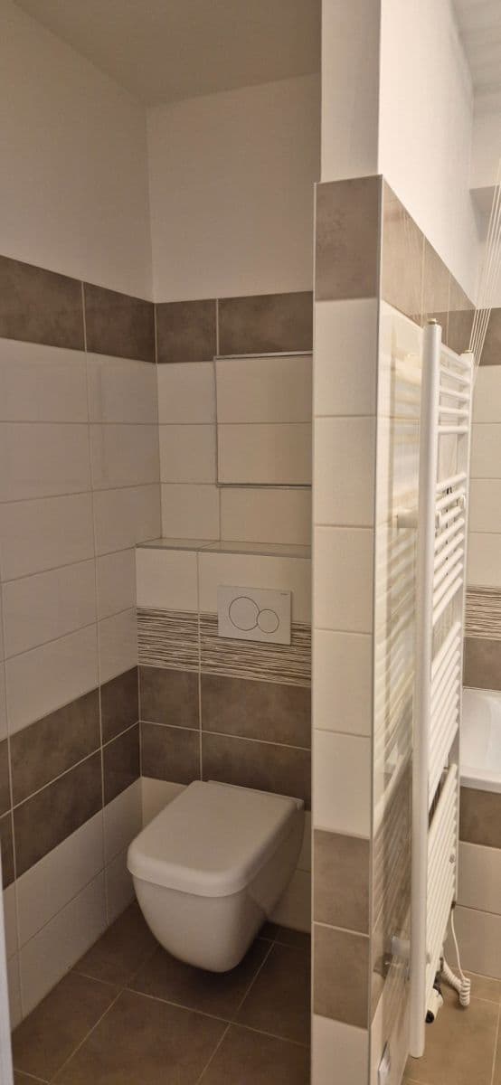 Prenájom bytu 2-izbový 60 m², K Meteoru, Hradec Králové, Královéhradecký kraj Prenájom bytu 2-izbový 60 m², K Meteoru, Hradec Králové, Královéhradecký kraj