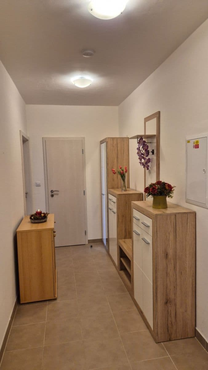 Prenájom bytu 2-izbový 60 m², K Meteoru, Hradec Králové, Královéhradecký kraj Prenájom bytu 2-izbový 60 m², K Meteoru, Hradec Králové, Královéhradecký kraj