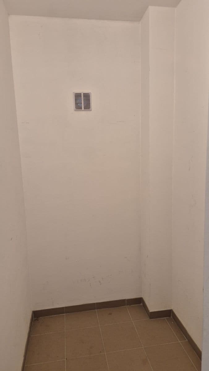 Prenájom bytu 2-izbový 60 m², K Meteoru, Hradec Králové, Královéhradecký kraj Prenájom bytu 2-izbový 60 m², K Meteoru, Hradec Králové, Královéhradecký kraj