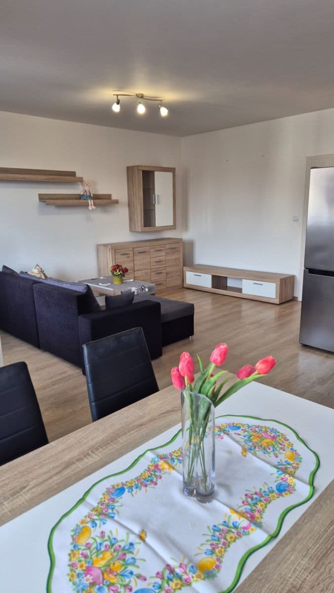 Prenájom bytu 2-izbový 60 m², K Meteoru, Hradec Králové, Královéhradecký kraj Prenájom bytu 2-izbový 60 m², K Meteoru, Hradec Králové, Královéhradecký kraj