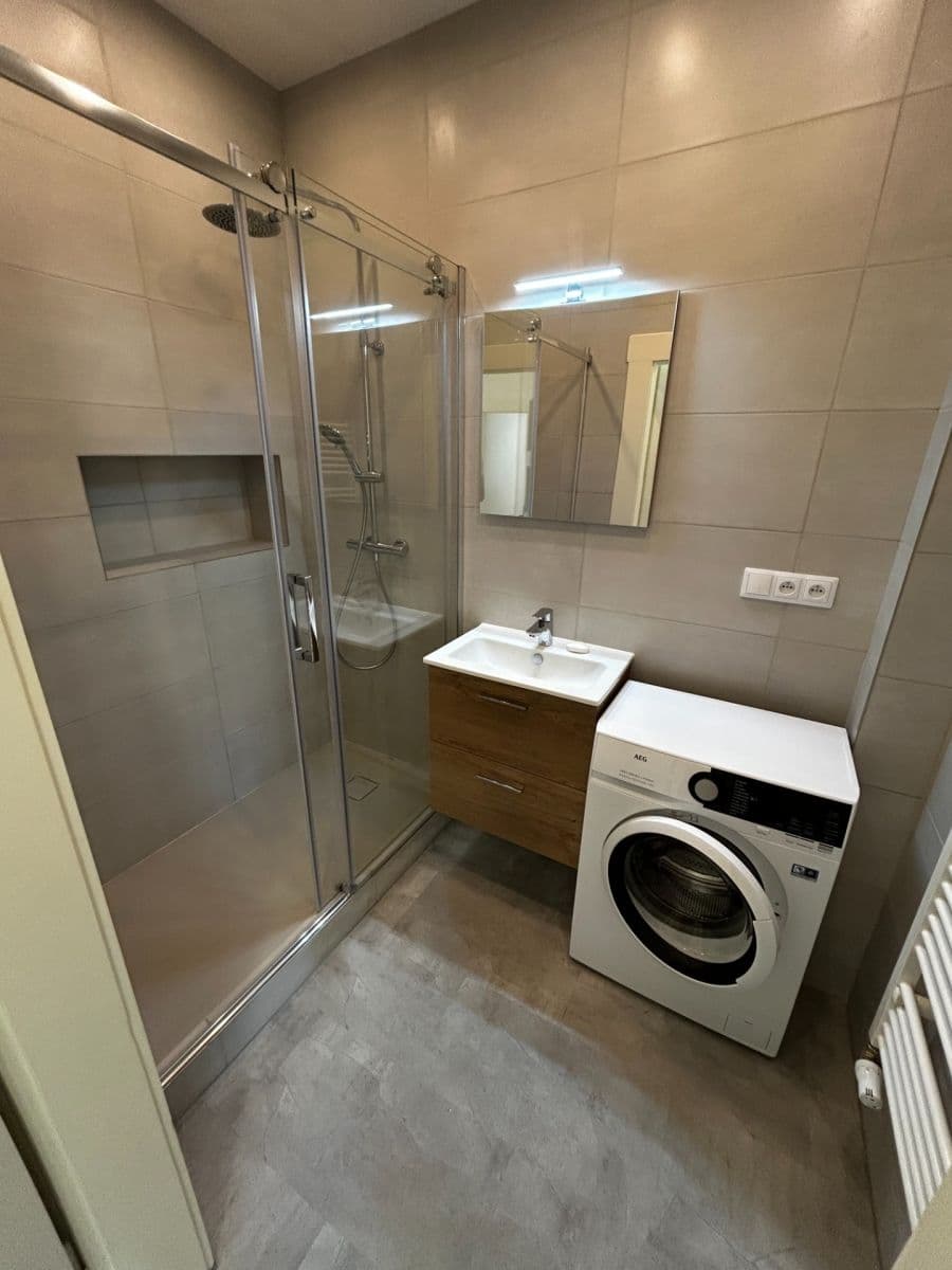 Prenájom bytu 2-izbový 53 m², Osadní, Praha, Praha Prenájom bytu 2-izbový 53 m², Osadní, Praha, Praha