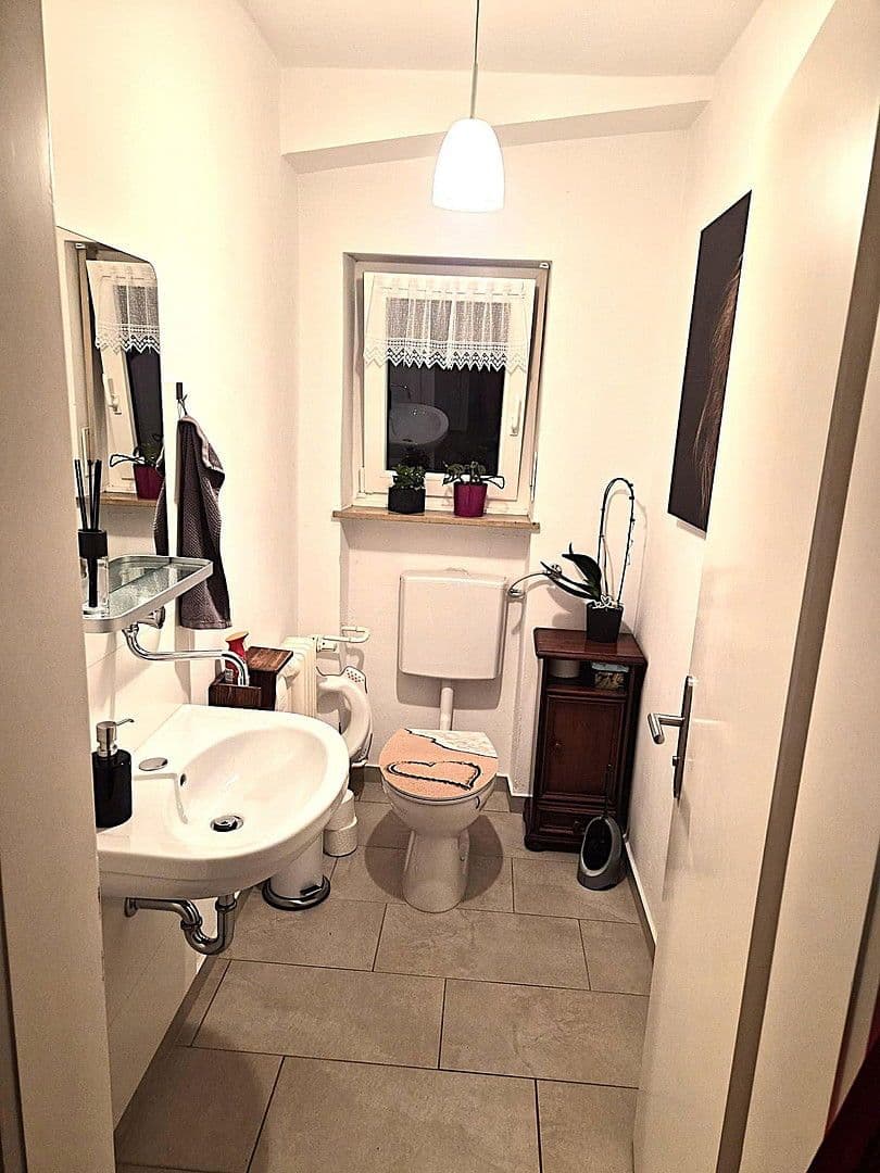 Prenájom bytu 5-izbový 80 m², Silberpappelstr. 10, München, Bavorsko Prenájom bytu 5-izbový 80 m², Silberpappelstr. 10, München, Bavorsko