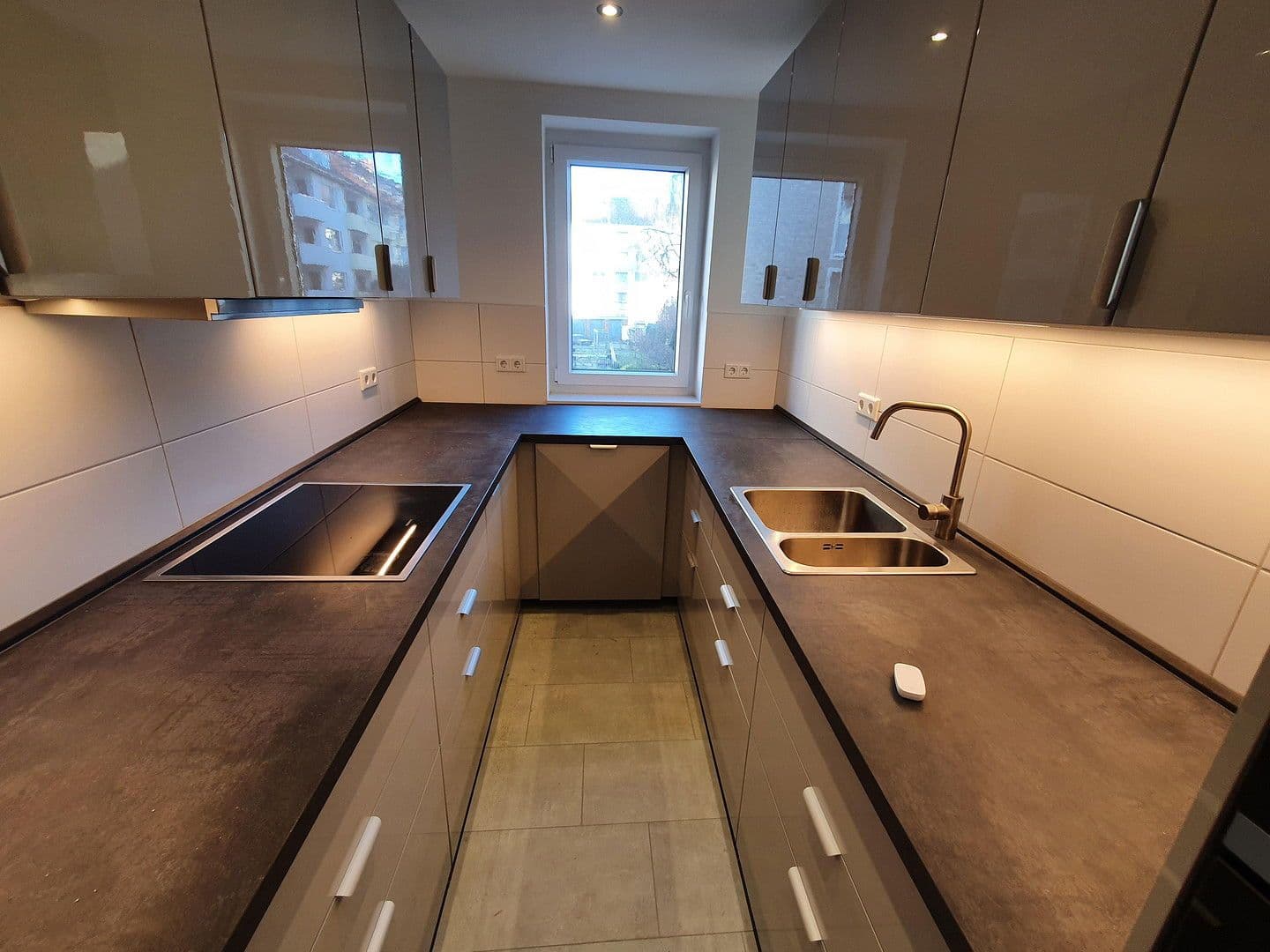 Prenájom bytu 3-izbový 82 m², Angerstraße 1, Hannover, Dolné Sasko Prenájom bytu 3-izbový 82 m², Angerstraße 1, Hannover, Dolné Sasko