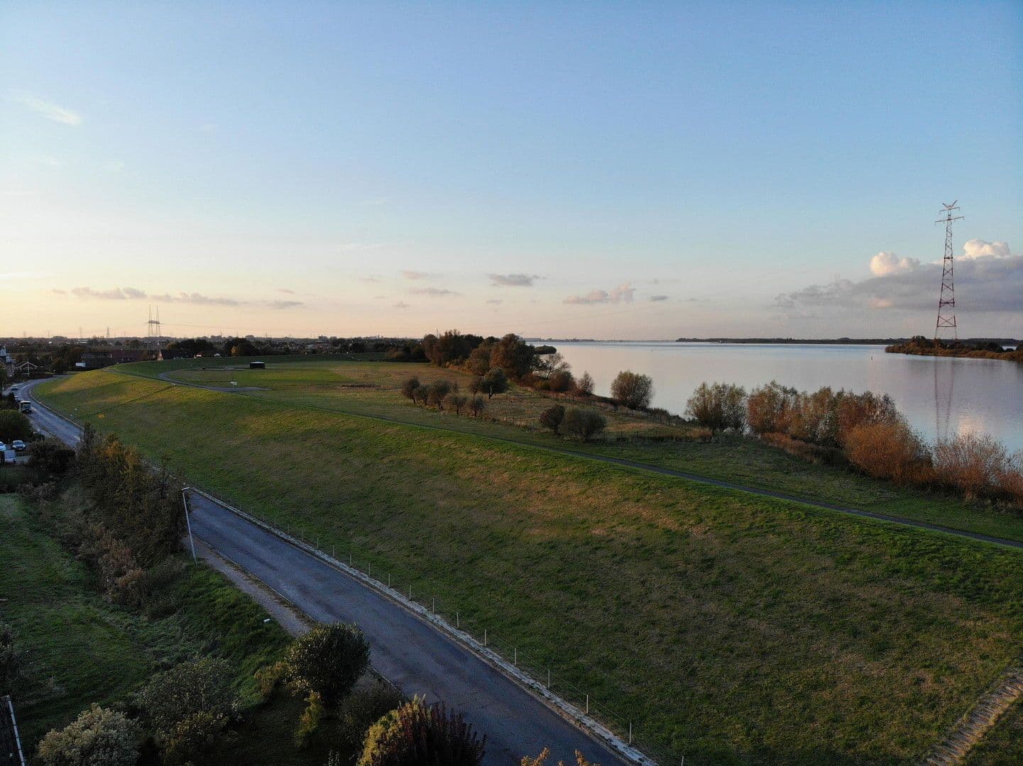 Predaj domu 244 m², pozemek 1.155 m², Sandhörn 15, Grünendeich, Dolné Sasko Predaj domu 244 m², pozemek 1.155 m², Sandhörn 15, Grünendeich, Dolné Sasko