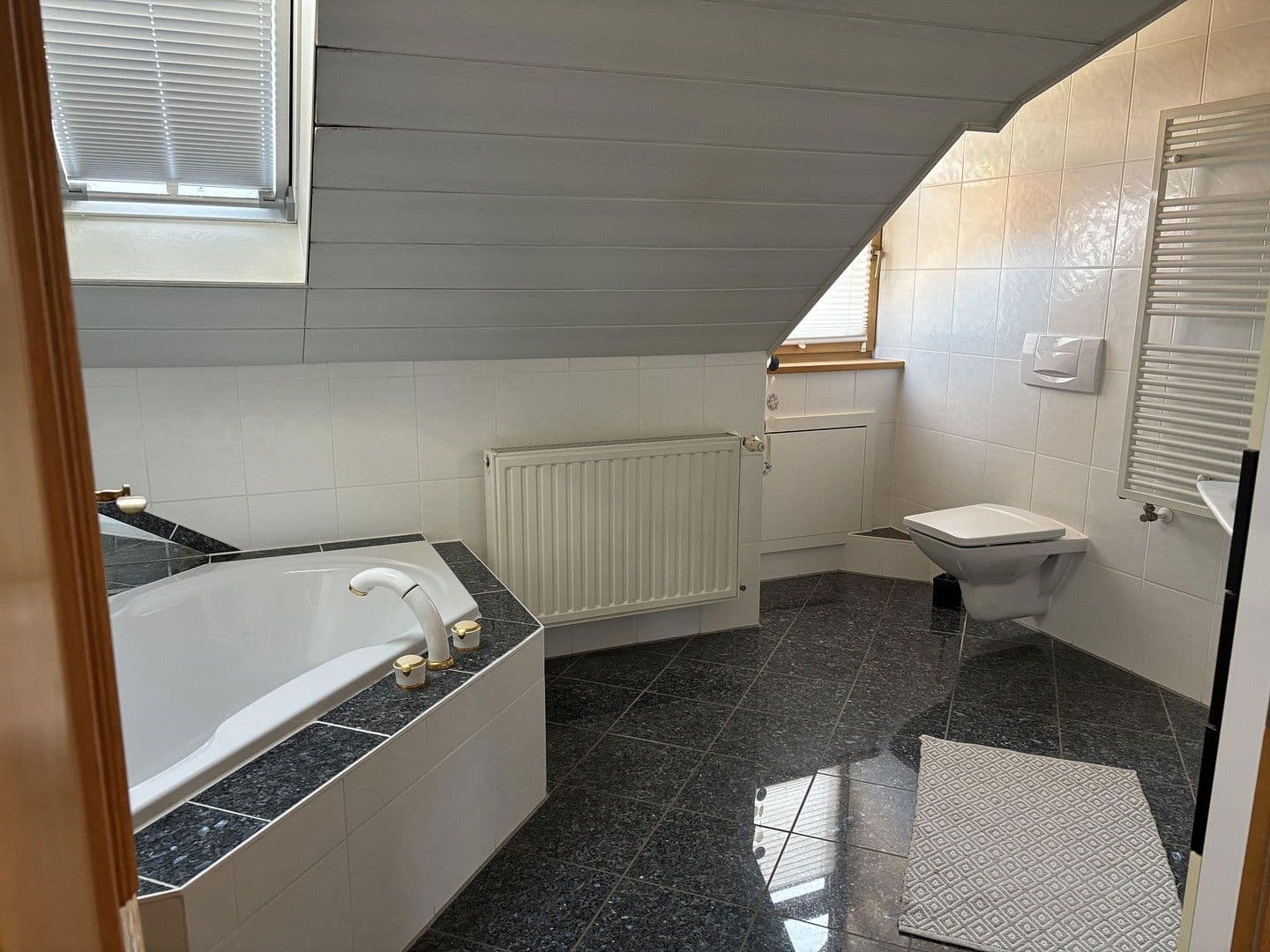 Prenájom bytu 3-izbový 120 m², Sulzdorf an der Lederhecke, Bavorsko Prenájom bytu 3-izbový 120 m², Sulzdorf an der Lederhecke, Bavorsko