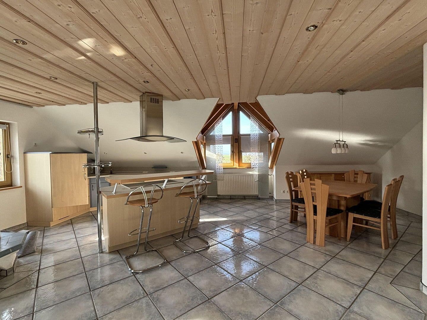 Prenájom bytu 3-izbový 120 m², Sulzdorf an der Lederhecke, Bavorsko Prenájom bytu 3-izbový 120 m², Sulzdorf an der Lederhecke, Bavorsko