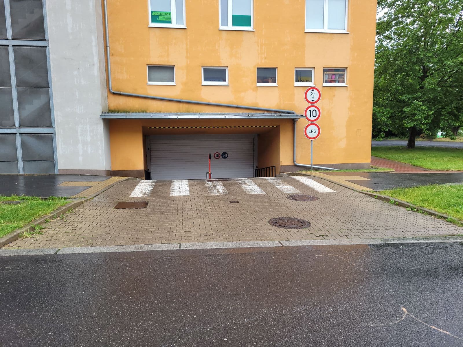 Prenájom garáže 10 m², Hnězdenská, Praha, Praha Prenájom garáže 10 m², Hnězdenská, Praha, Praha