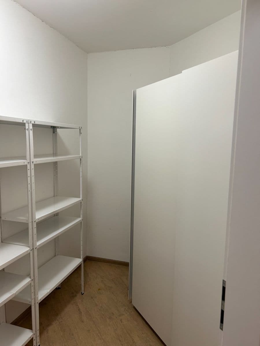 Prenájom bytu 1-izbový 48 m², Hrachová, Ružinov, Bratislavský kraj Prenájom bytu 1-izbový 48 m², Hrachová, Ružinov, Bratislavský kraj