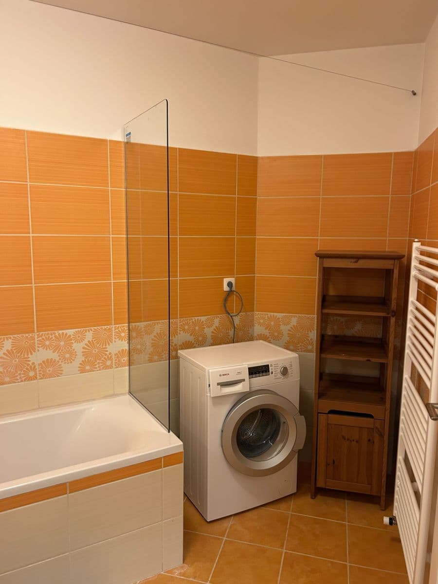 Prenájom bytu 1-izbový 48 m², Hrachová, Ružinov, Bratislavský kraj Prenájom bytu 1-izbový 48 m², Hrachová, Ružinov, Bratislavský kraj