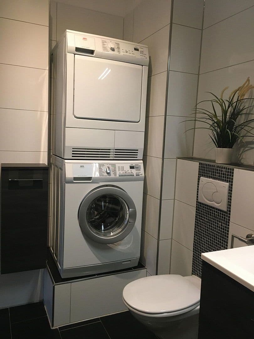 Prenájom bytu 2-izbový 95 m², Esslingen am Neckar, Bádensko-Wurttembersko Prenájom bytu 2-izbový 95 m², Esslingen am Neckar, Bádensko-Wurttembersko