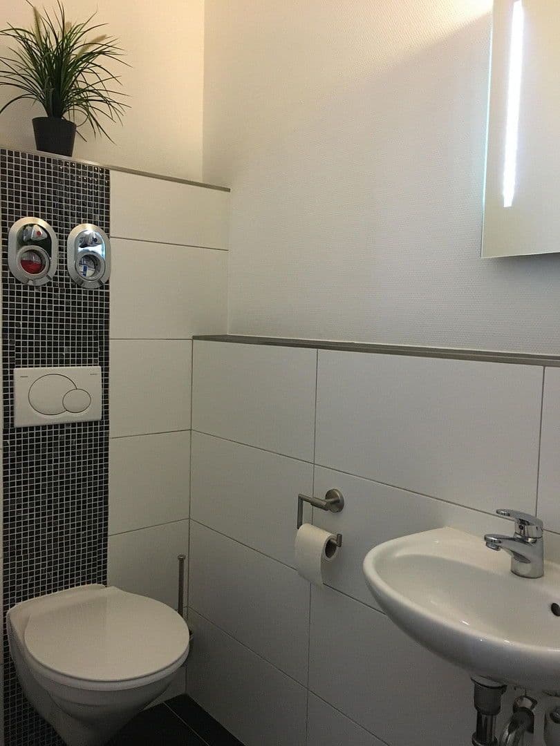 Prenájom bytu 2-izbový 95 m², Esslingen am Neckar, Bádensko-Wurttembersko Prenájom bytu 2-izbový 95 m², Esslingen am Neckar, Bádensko-Wurttembersko