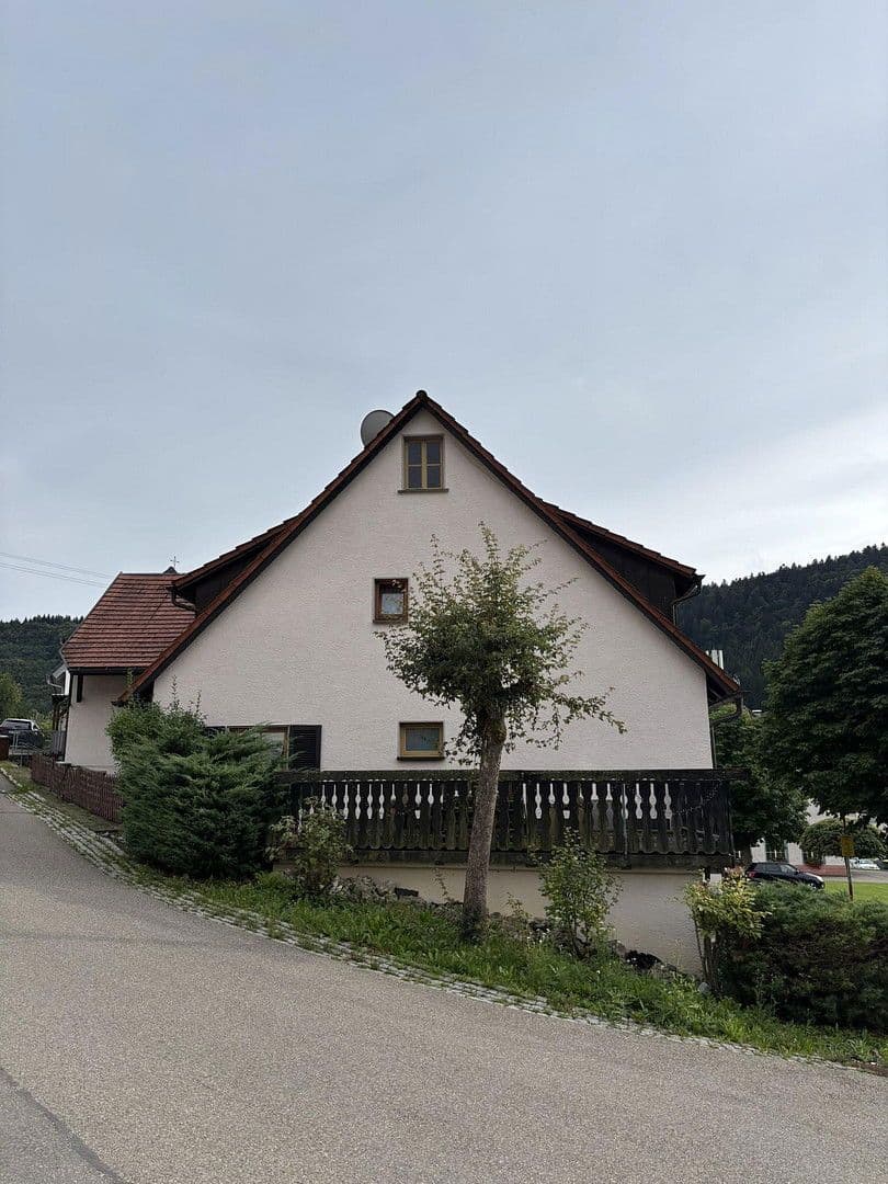 Predaj domu 170 m², pozemek 321 m², Kirchstrasse 1, Reichenbach am Heuberg, Bádensko-Wurttembersko Predaj domu 170 m², pozemek 321 m², Kirchstrasse 1, Reichenbach am Heuberg, Bádensko-Wurttembersko