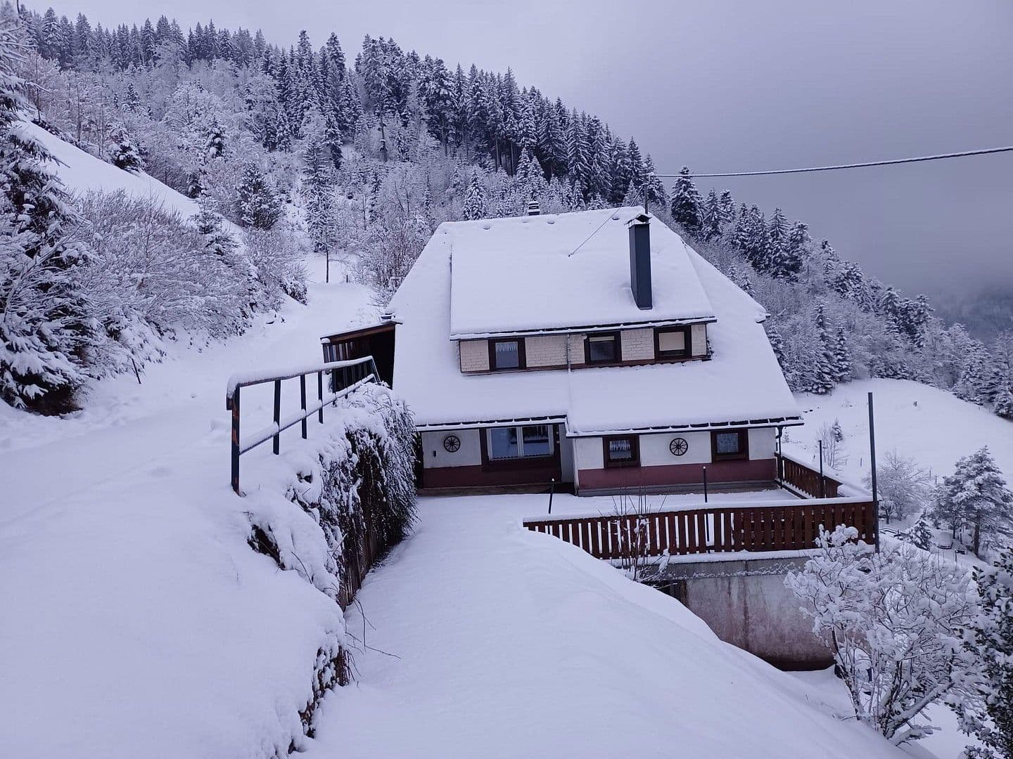 Predaj domu 186 m², pozemek 12.000 m², Gütenbach, Bádensko-Wurttembersko Predaj domu 186 m², pozemek 12.000 m², Gütenbach, Bádensko-Wurttembersko