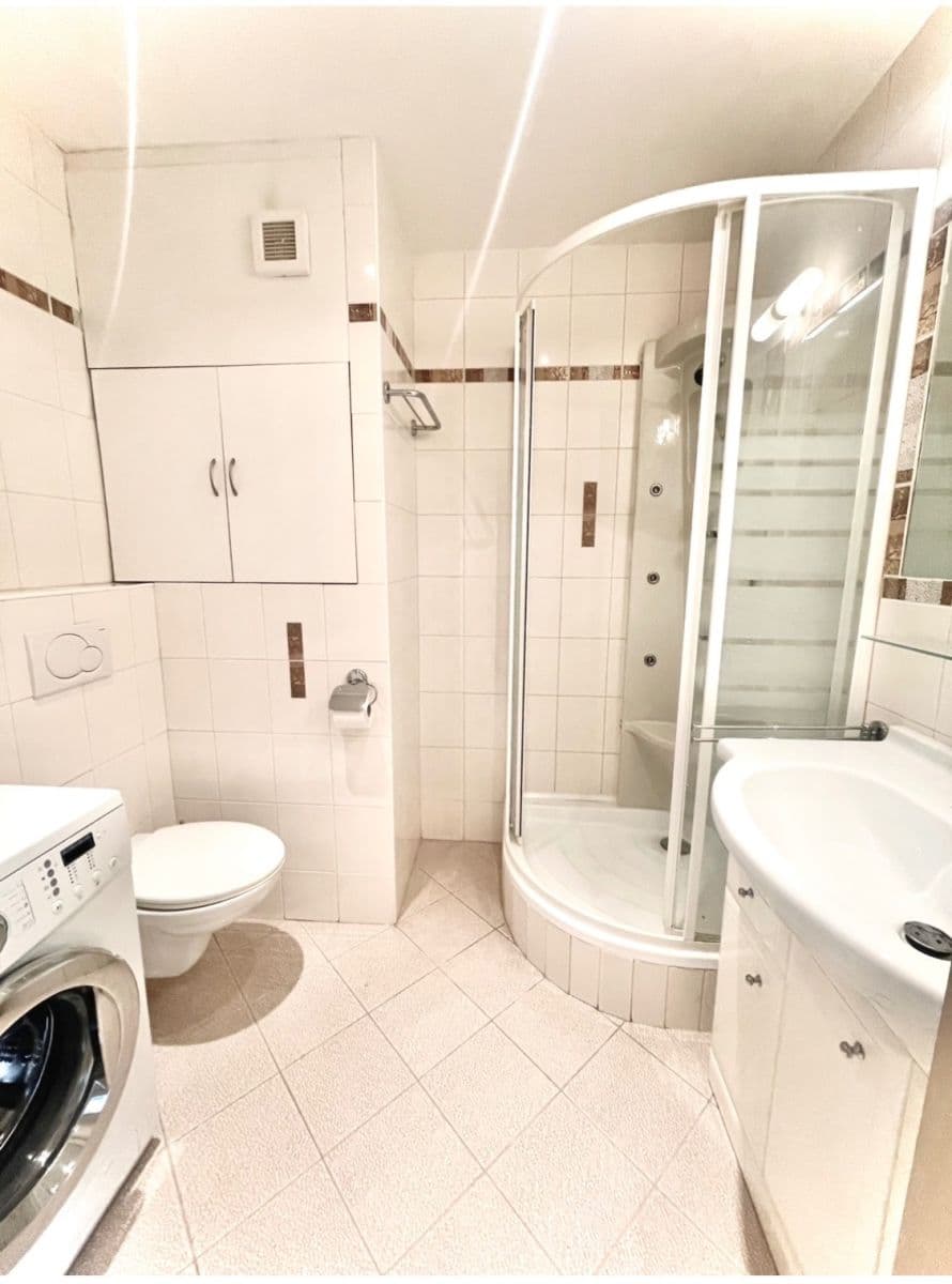 Prenájom bytu 1-izbový 33 m², Blattného, Praha, Praha Prenájom bytu 1-izbový 33 m², Blattného, Praha, Praha