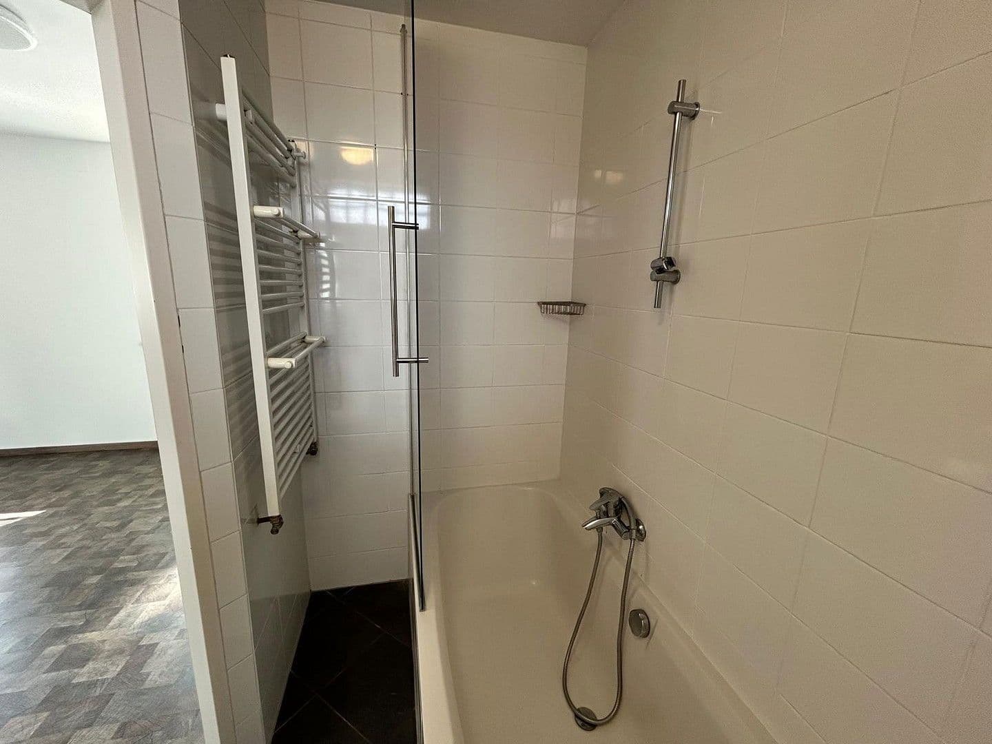 Prenájom domu 130 m², pozemek 589 m², Maria Lourd Weg 9, Enzersfel im Weinviertel, Dolné Rakúsko Prenájom domu 130 m², pozemek 589 m², Maria Lourd Weg 9, Enzersfel im Weinviertel, Dolné Rakúsko