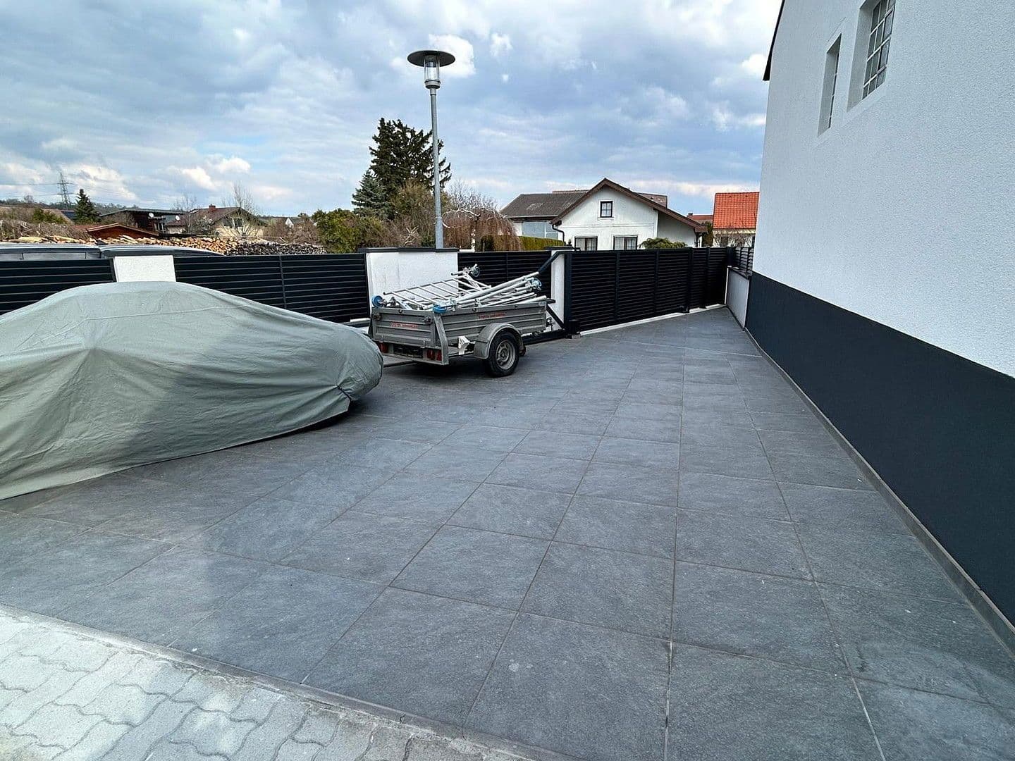 Prenájom domu 130 m², pozemek 589 m², Maria Lourd Weg 9, Enzersfel im Weinviertel, Dolné Rakúsko Prenájom domu 130 m², pozemek 589 m², Maria Lourd Weg 9, Enzersfel im Weinviertel, Dolné Rakúsko