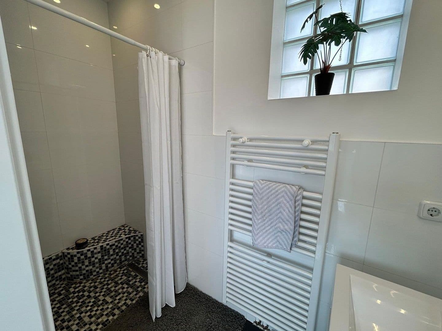 Prenájom domu 130 m², pozemek 589 m², Maria Lourd Weg 9, Enzersfel im Weinviertel, Dolné Rakúsko Prenájom domu 130 m², pozemek 589 m², Maria Lourd Weg 9, Enzersfel im Weinviertel, Dolné Rakúsko