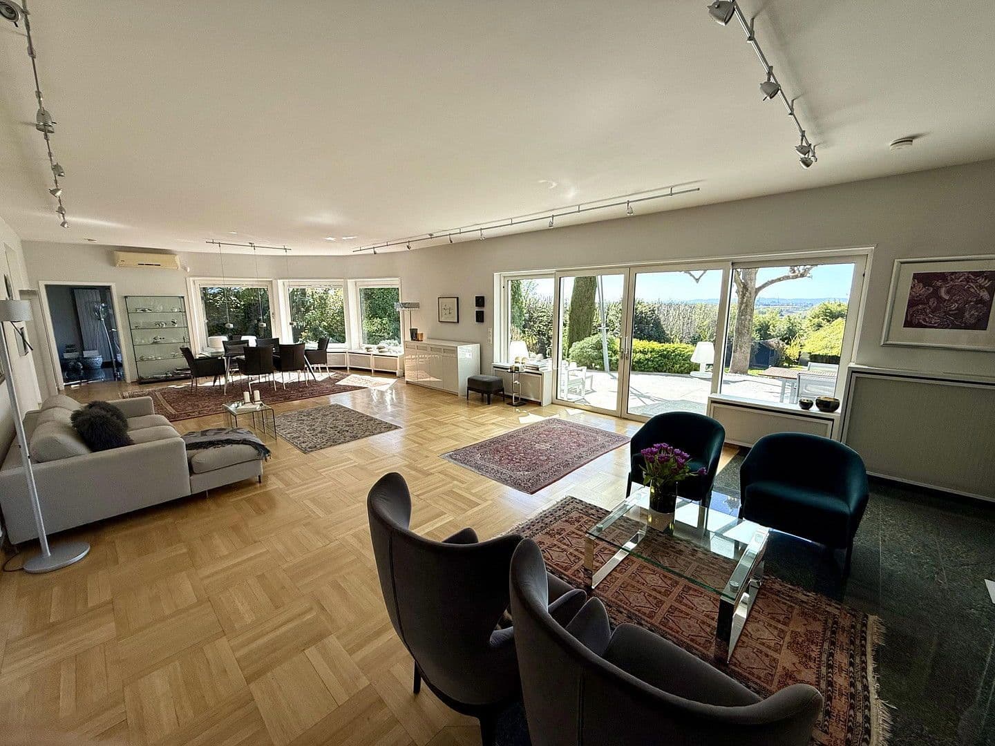 Predaj domu 418 m², pozemek 2.195 m², Hirschberg an der Bergstraße, Bádensko-Wurttembersko Predaj domu 418 m², pozemek 2.195 m², Hirschberg an der Bergstraße, Bádensko-Wurttembersko