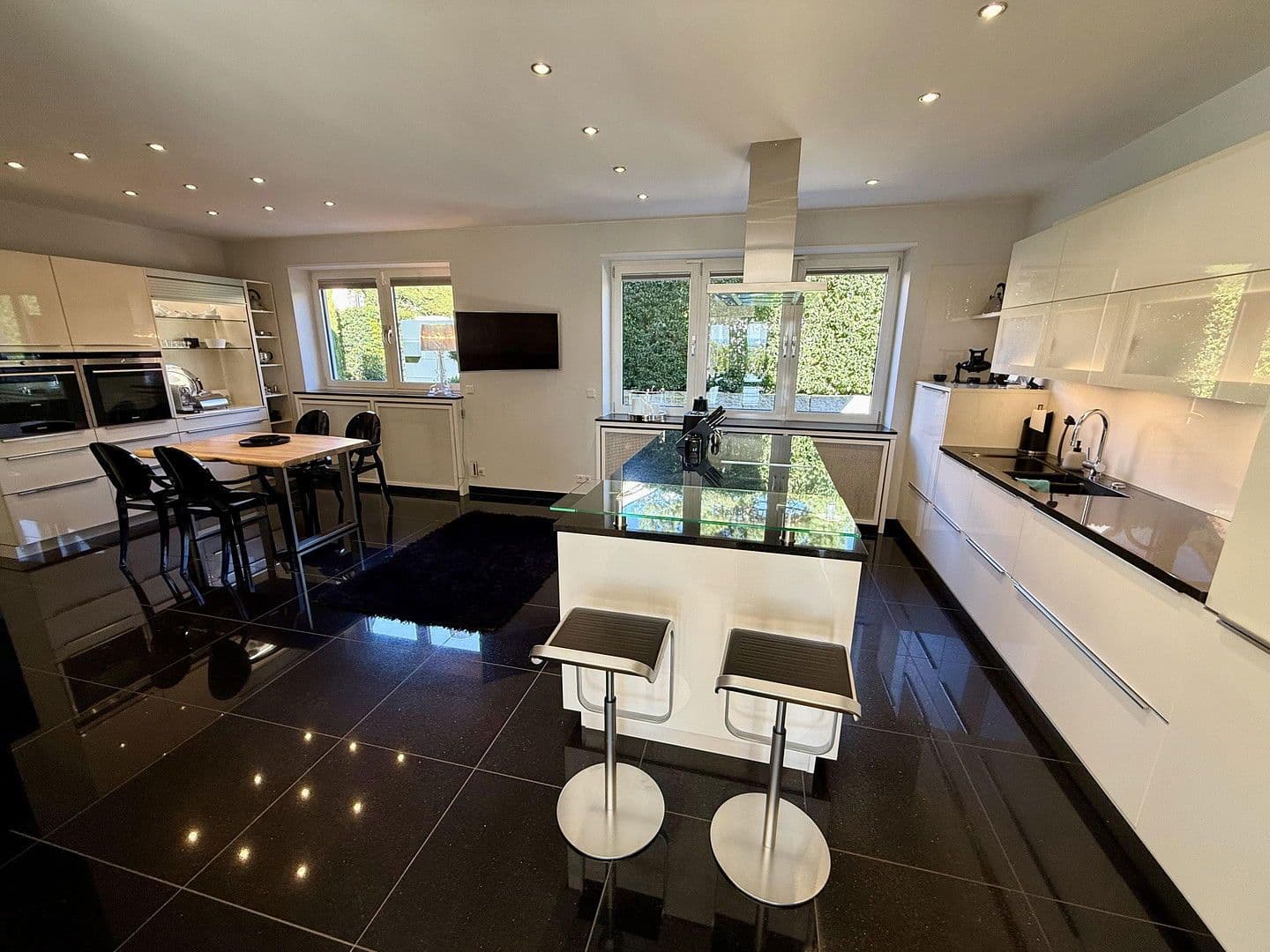 Predaj domu 418 m², pozemek 2.195 m², Hirschberg an der Bergstraße, Bádensko-Wurttembersko Predaj domu 418 m², pozemek 2.195 m², Hirschberg an der Bergstraße, Bádensko-Wurttembersko