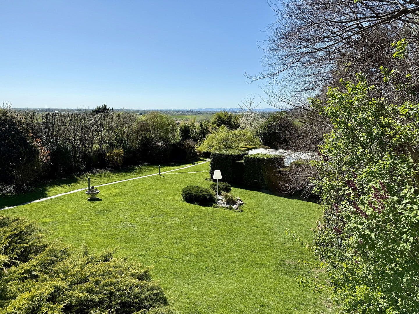 Predaj domu 418 m², pozemek 2.195 m², Hirschberg an der Bergstraße, Bádensko-Wurttembersko Predaj domu 418 m², pozemek 2.195 m², Hirschberg an der Bergstraße, Bádensko-Wurttembersko