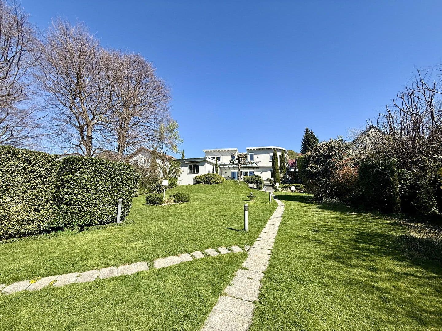 Predaj domu 418 m², pozemek 2.195 m², Hirschberg an der Bergstraße, Bádensko-Wurttembersko Predaj domu 418 m², pozemek 2.195 m², Hirschberg an der Bergstraße, Bádensko-Wurttembersko