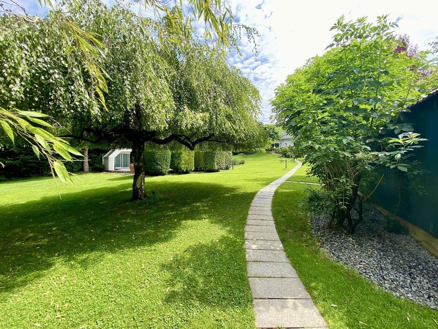 Predaj domu 418 m², pozemek 2.195 m², Hirschberg an der Bergstraße, Bádensko-Wurttembersko Predaj domu 418 m², pozemek 2.195 m², Hirschberg an der Bergstraße, Bádensko-Wurttembersko