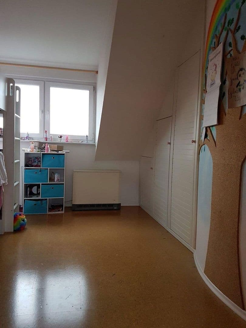 Prenájom bytu 4-izbový 120 m², Rheinstetten, Bádensko-Wurttembersko Prenájom bytu 4-izbový 120 m², Rheinstetten, Bádensko-Wurttembersko