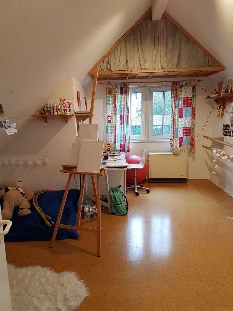 Prenájom bytu 4-izbový 120 m², Rheinstetten, Bádensko-Wurttembersko Prenájom bytu 4-izbový 120 m², Rheinstetten, Bádensko-Wurttembersko