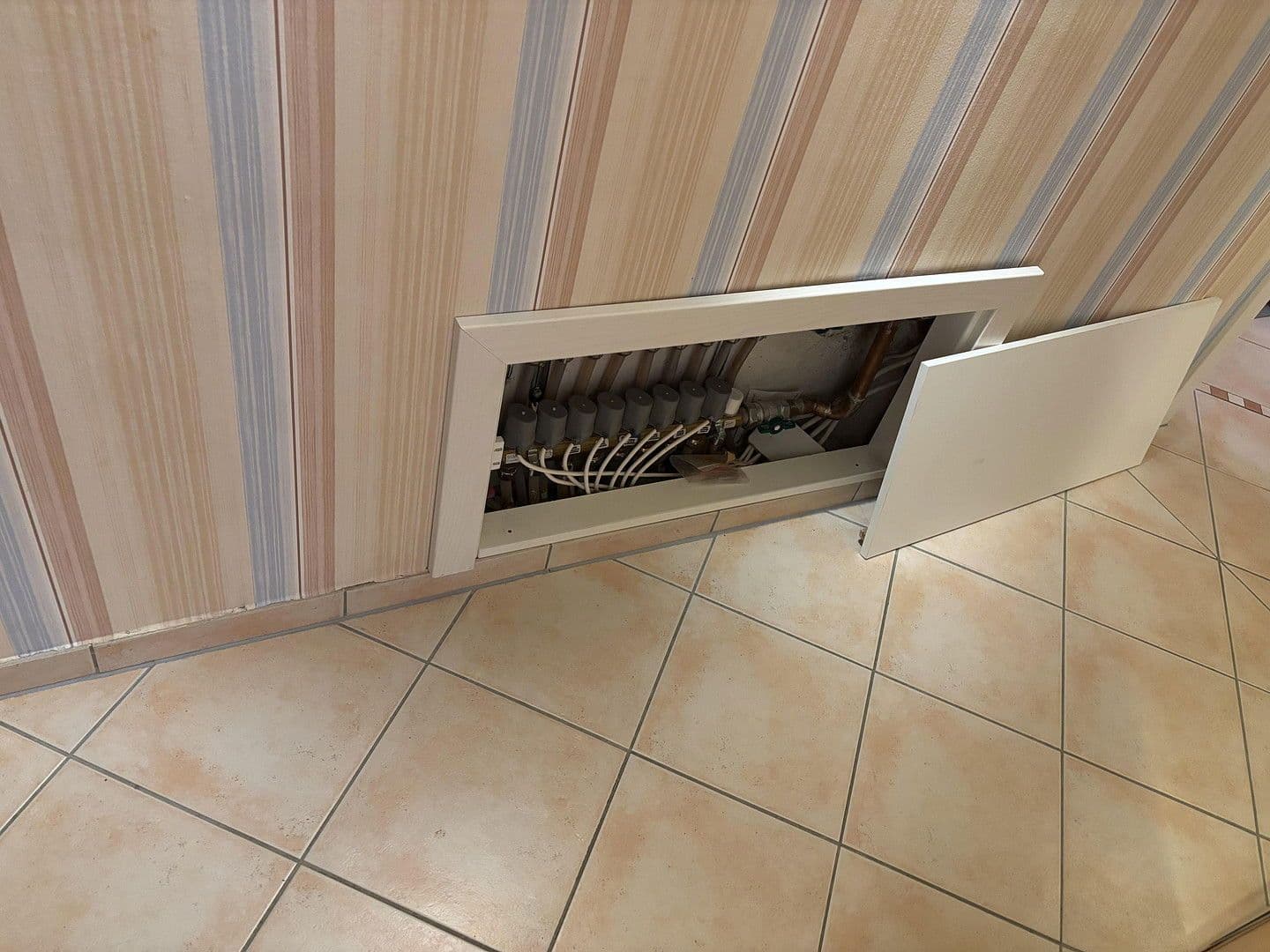 Prenájom bytu 4-izbový 96 m², Schöntal, Bádensko-Wurttembersko Prenájom bytu 4-izbový 96 m², Schöntal, Bádensko-Wurttembersko