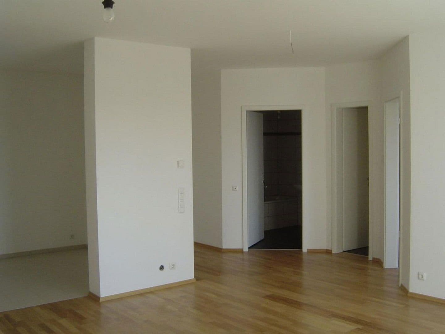 Prenájom bytu 2-izbový 65 m², Frankfurt am Main, Hesensko Prenájom bytu 2-izbový 65 m², Frankfurt am Main, Hesensko