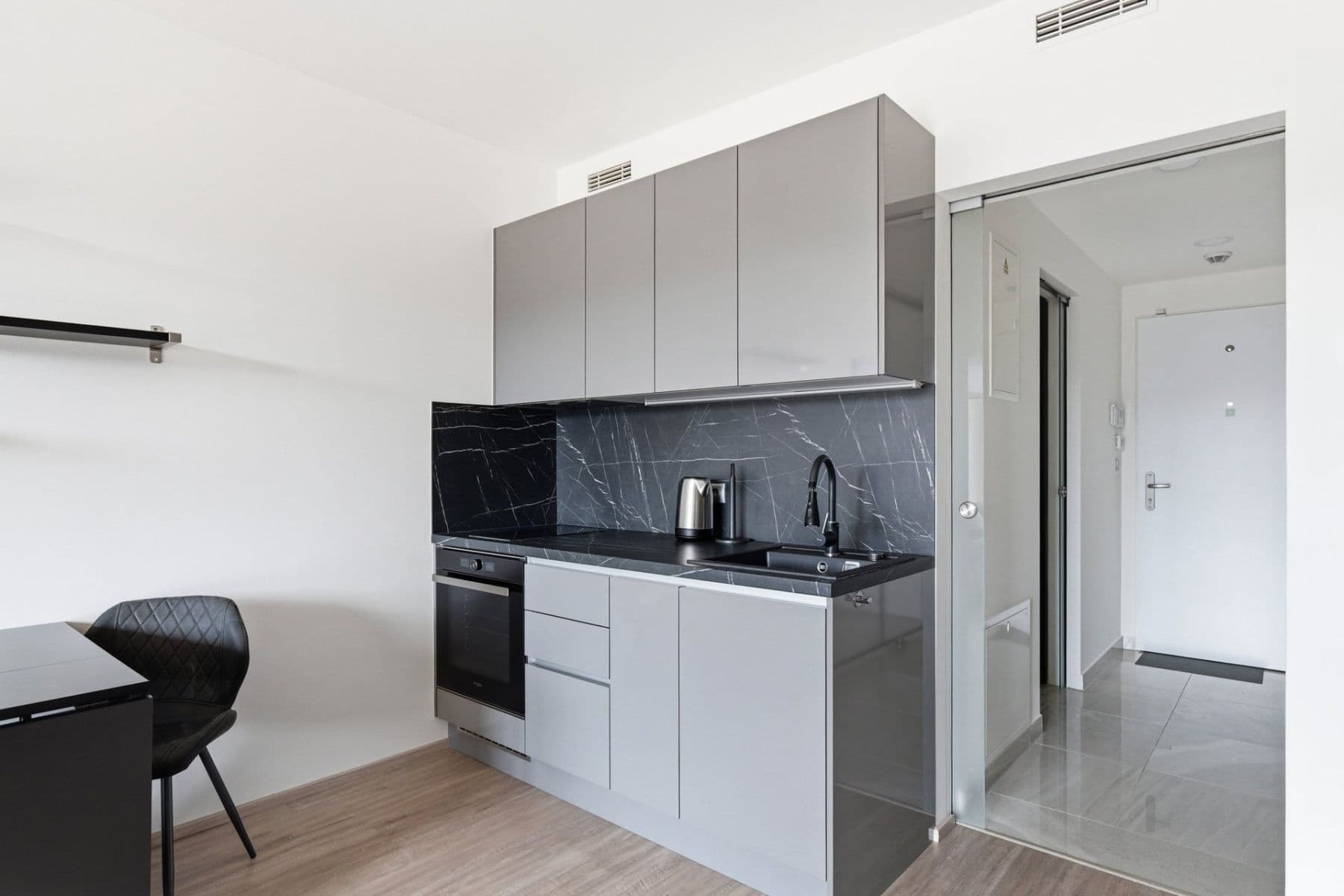 Prenájom bytu 1-izbový 33 m², Českomoravská, Praha, Praha Prenájom bytu 1-izbový 33 m², Českomoravská, Praha, Praha