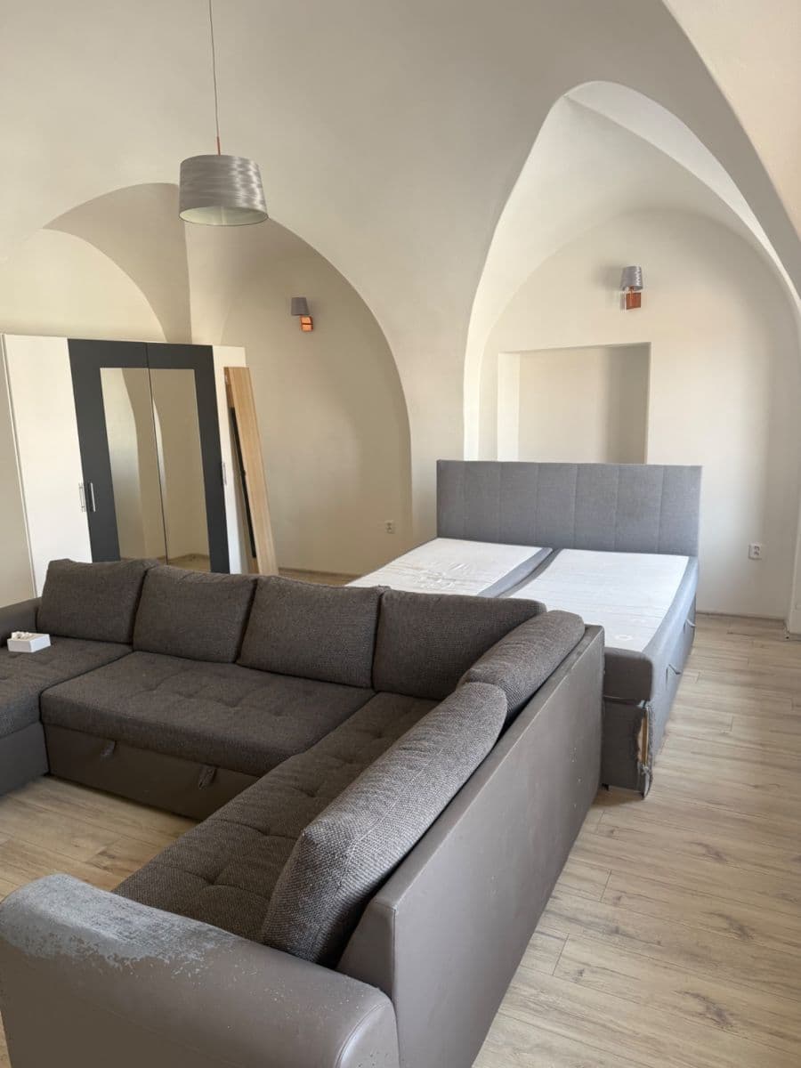 Prenájom bytu 1-izbový 70 m², Karlovo nám., Třebíč, Kraj Vysočina Prenájom bytu 1-izbový 70 m², Karlovo nám., Třebíč, Kraj Vysočina