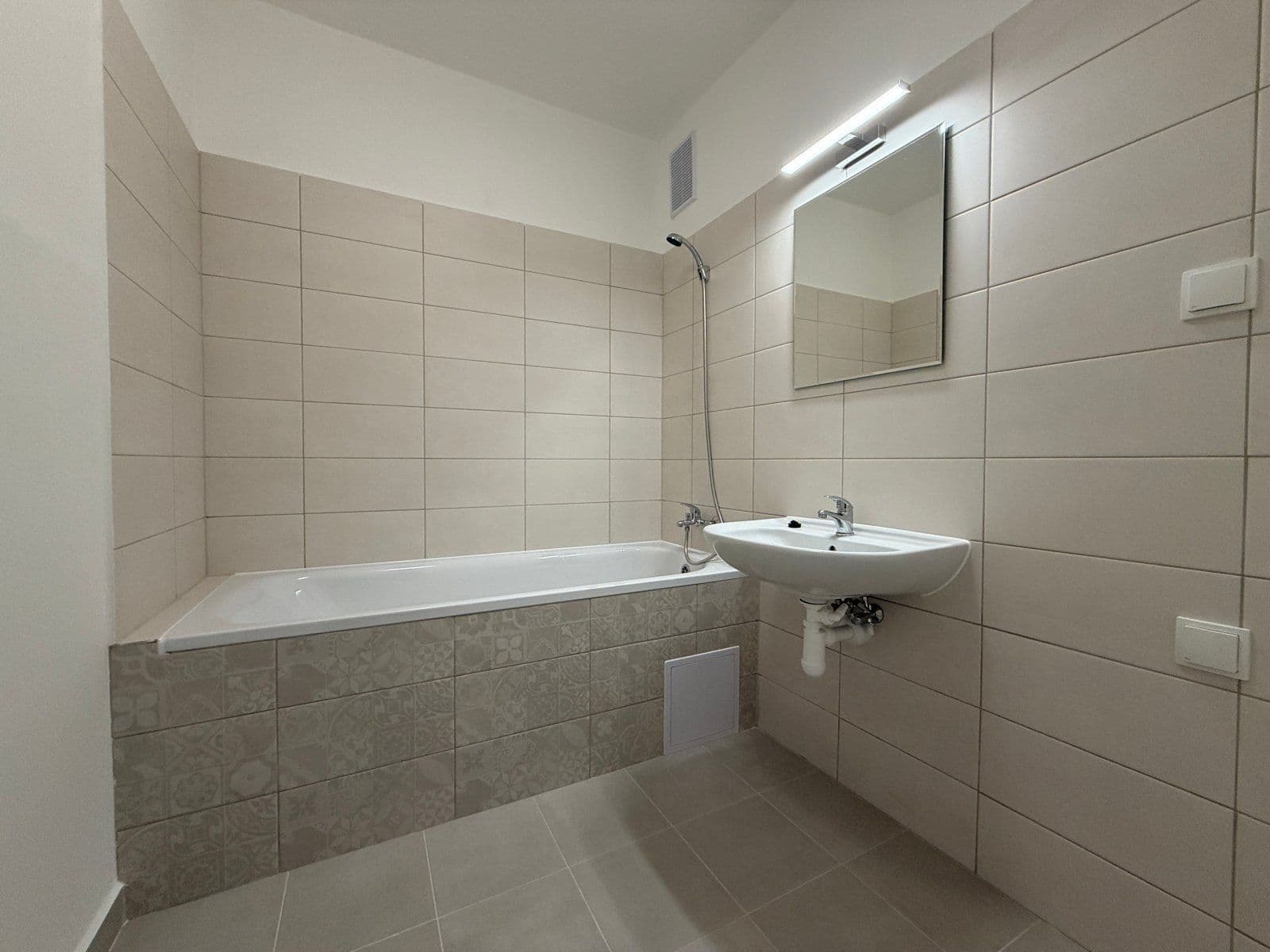 Prenájom bytu 3-izbový 74 m², Československé armády, Frýdek-Místek, Moravskoslezský kraj Prenájom bytu 3-izbový 74 m², Československé armády, Frýdek-Místek, Moravskoslezský kraj