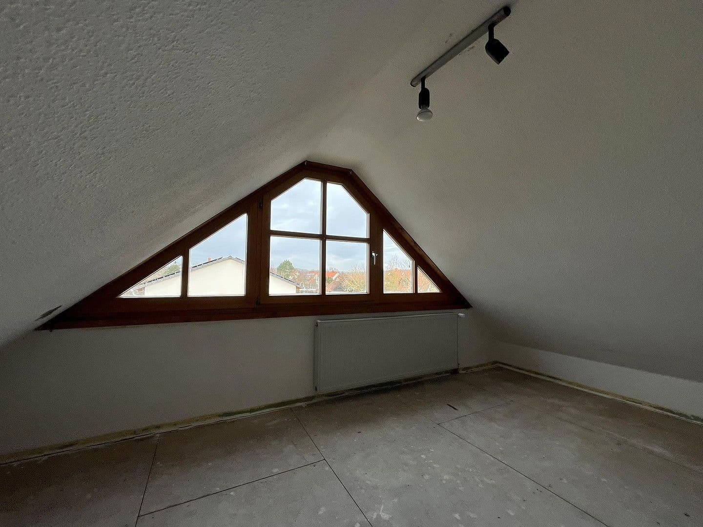 Predaj domu 126 m², pozemek 530 m², Lerchenweg 48, Stegaurach, Bavorsko Predaj domu 126 m², pozemek 530 m², Lerchenweg 48, Stegaurach, Bavorsko