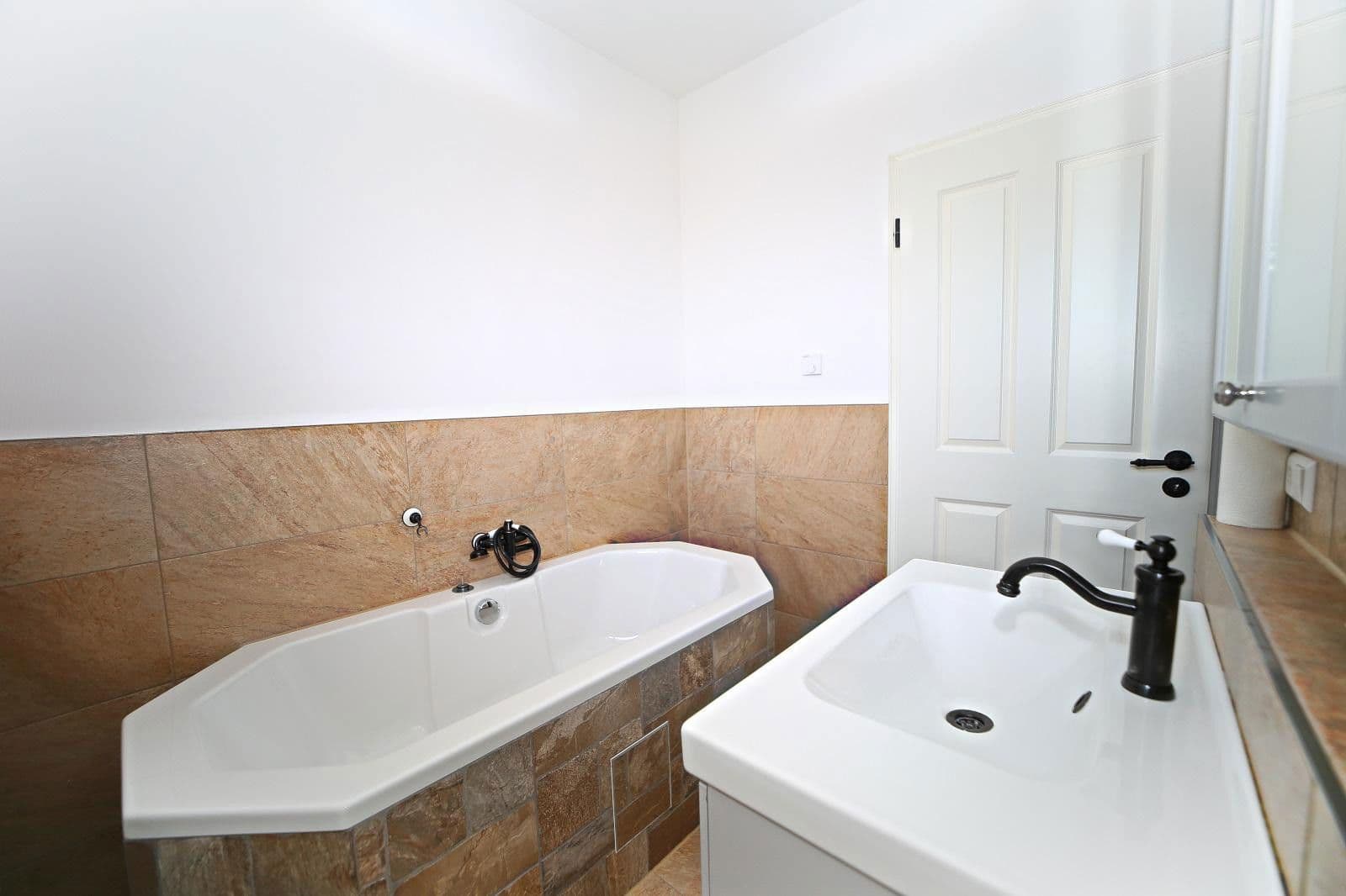 Predaj domu 160 m², pozemek 469 m², Schwalbenweg 1, Ottenbach, Bádensko-Wurttembersko Predaj domu 160 m², pozemek 469 m², Schwalbenweg 1, Ottenbach, Bádensko-Wurttembersko