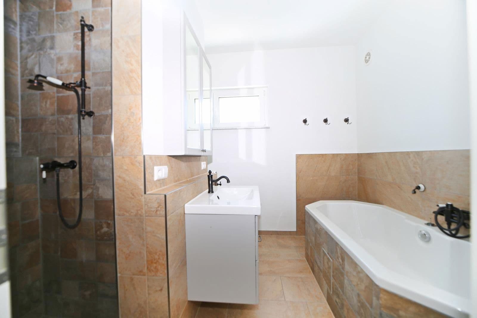 Predaj domu 160 m², pozemek 469 m², Schwalbenweg 1, Ottenbach, Bádensko-Wurttembersko Predaj domu 160 m², pozemek 469 m², Schwalbenweg 1, Ottenbach, Bádensko-Wurttembersko