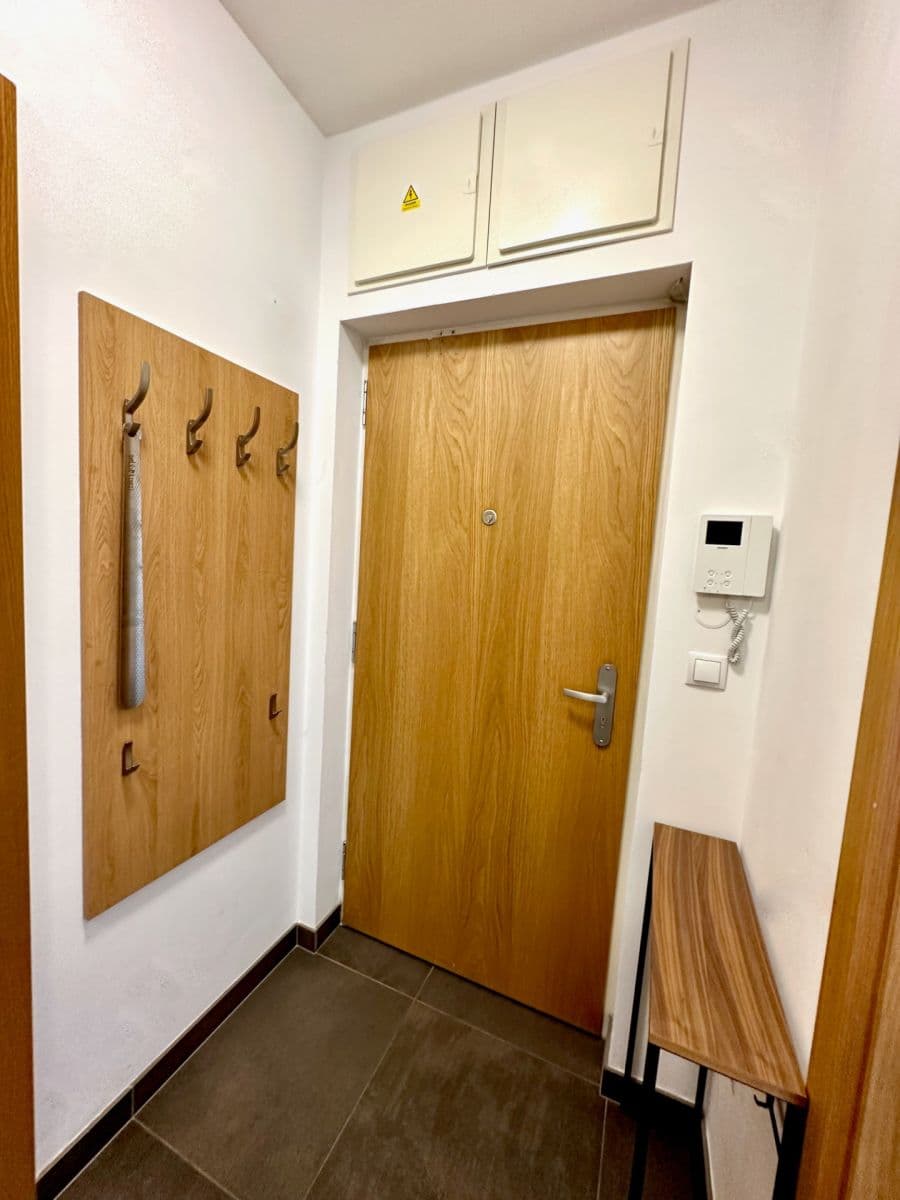 Prenájom bytu 1-izbový 45 m², Osadní, Praha, Praha Prenájom bytu 1-izbový 45 m², Osadní, Praha, Praha