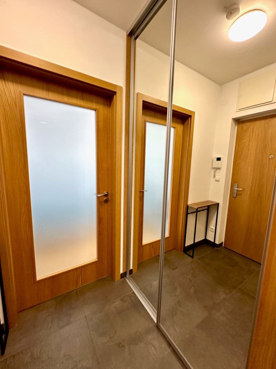 Prenájom bytu 1-izbový 45 m², Osadní, Praha, Praha Prenájom bytu 1-izbový 45 m², Osadní, Praha, Praha