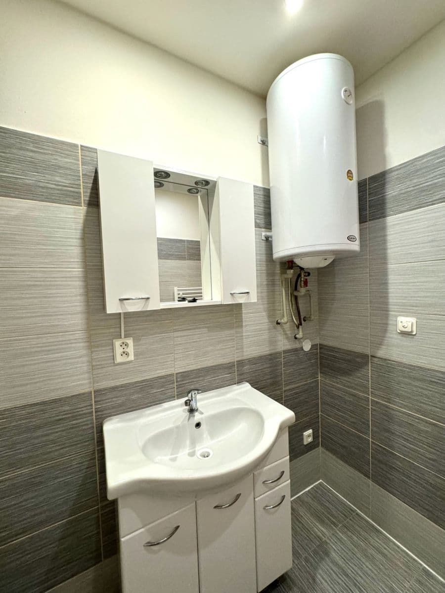 Prenájom bytu 3-izbový 48 m², Zbraslavice, Středočeský kraj Prenájom bytu 3-izbový 48 m², Zbraslavice, Středočeský kraj