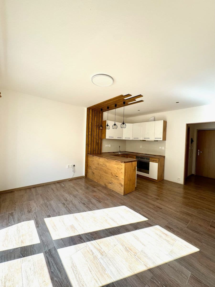 Prenájom bytu 3-izbový 48 m², Zbraslavice, Středočeský kraj Prenájom bytu 3-izbový 48 m², Zbraslavice, Středočeský kraj